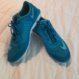 Women’s Nike Fitsole Athletic Shoes. Size 9.5